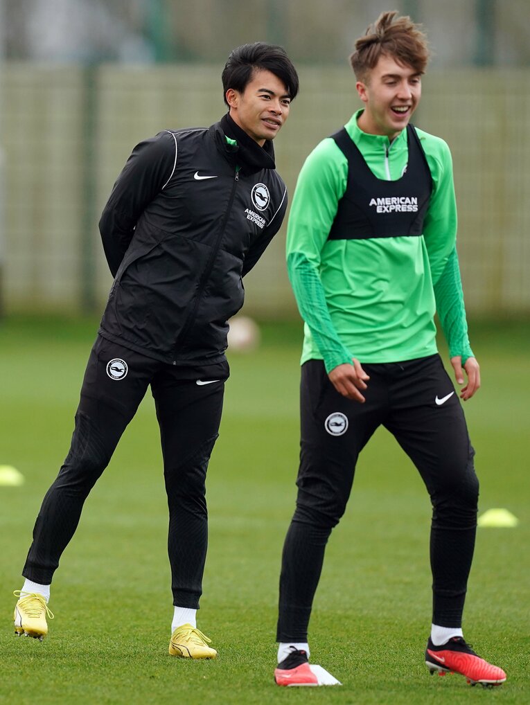 練習中に笑顔を見せる三笘とヒンシェルウッド　©AFLO