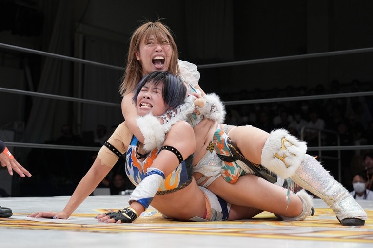 MIRAIをSFTで締め上げる桜井麻衣。8月30日、後楽園ホール　©Essei Hara