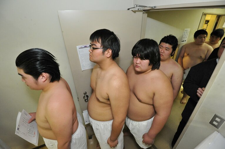 実際の新弟子検査の様子（2011年）©JMPA