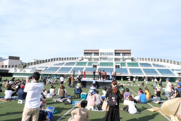 青空の下での開催となり、ソーシャルディスタンスも完璧