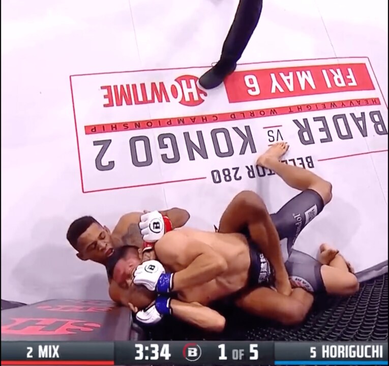 寝技師と恐れられるパッチー・ミックスに主導権を握られた堀口恭司／Bellator公式twitterより（@BellatorMMA）