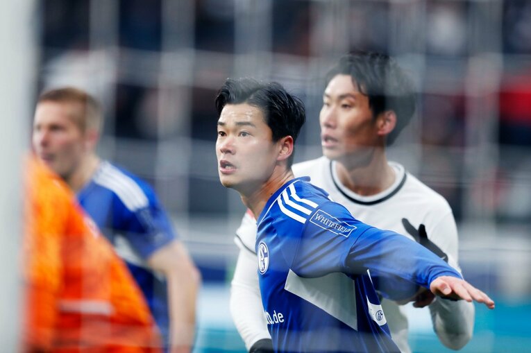 「1年前はJ2→ドイツ5部」上月壮一郎22歳の堂々1部デビュー…長谷部誠と握手、鎌田大地vs吉田麻也のW杯組対決も〈現地撮影〉(32)