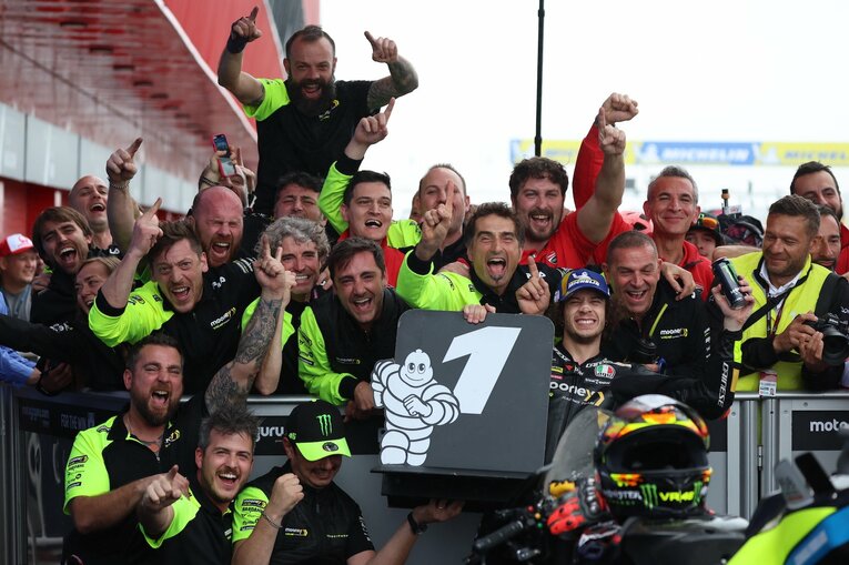 アルゼンチンGPで勝利したベツェッキとVR46チーム　©Satoshi Endo