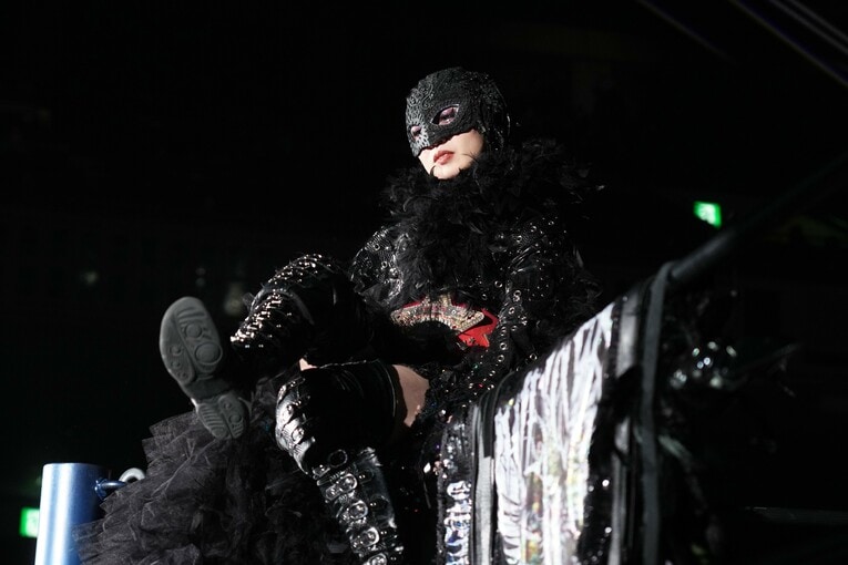 仮面姿の上谷沙弥　©Essei Hara