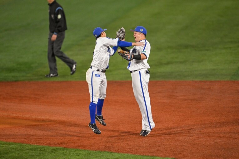 日本シリーズ第6戦、ベイスターズ優勝が決まった瞬間。牧秀悟（右）と森敬斗がジャンプハグするまでの連続写真（1枚目／全5枚）©︎Nanae Suzuki