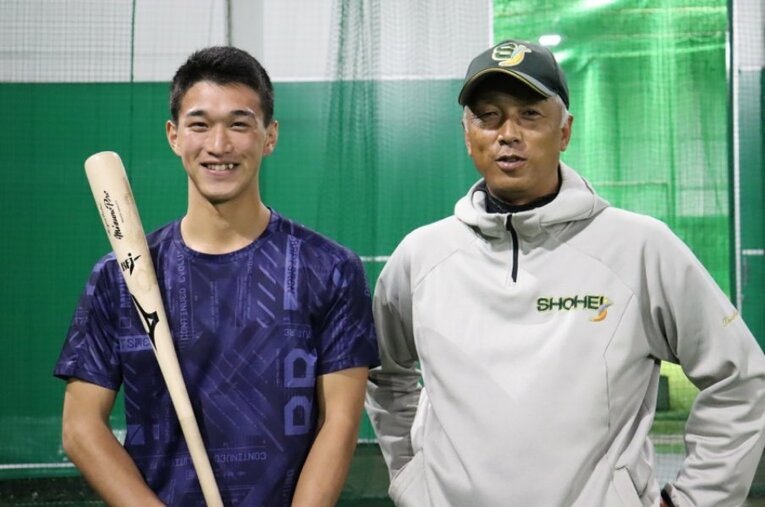ドラフト1位で楽天入団に合意した昌平高・吉野創士（左）と恩師の黒坂洋介監督（右） ／ photograph by KYODO