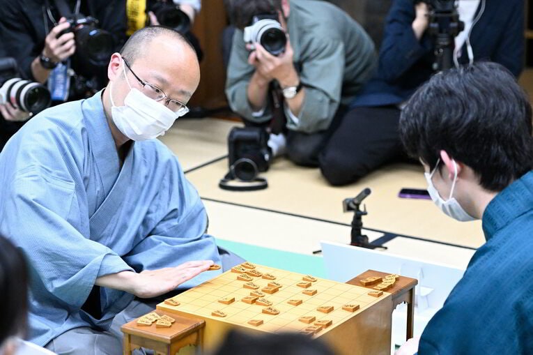 藤井七冠と感想戦を行う渡辺前名人　©Keiji Ishikawa