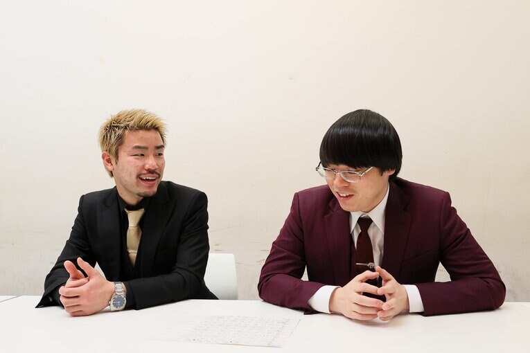 結成4年でM-1決勝初出場となったもも。金髪の方がまもる。（28歳）、メガネの方がせめる。（28歳）。大阪吉本所属　