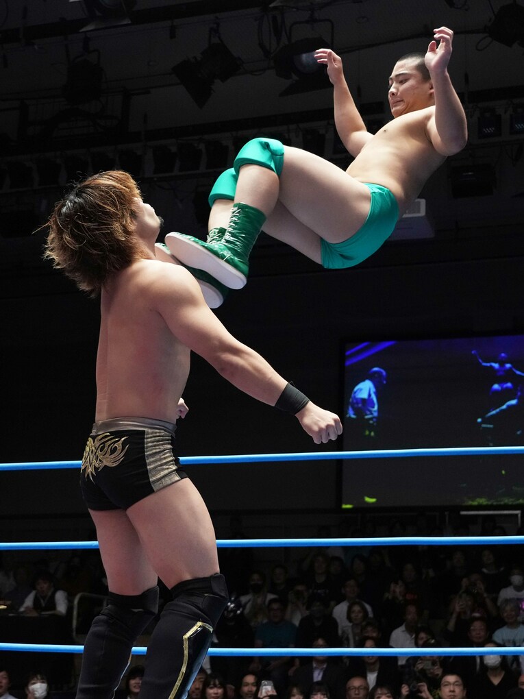 コーナーからドロップキックを放つ長尾一大心　©Essei Hara