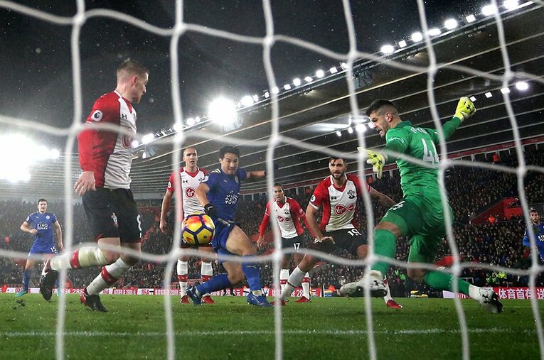 果敢にチェイスし、ゴール前での嗅覚も一級品。岡崎こそイングランドで重宝されるタイプのFWだと思うのだが……。 ／ photograph by Getty Images