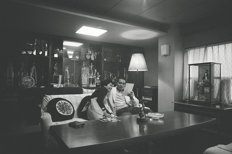 自宅でくつろぐ王夫妻（1967年）©︎Koji Kakuta