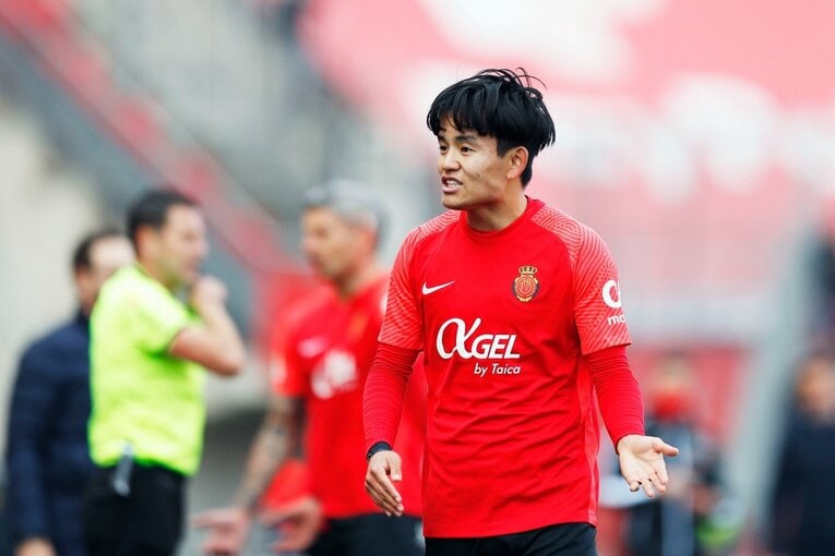 久保建英が“不可解判定”に怒った！ ラフプレーに抗議→イエローも…「バモス！クボ」とファンが信頼する理由〈撮影者の視点〉(21)