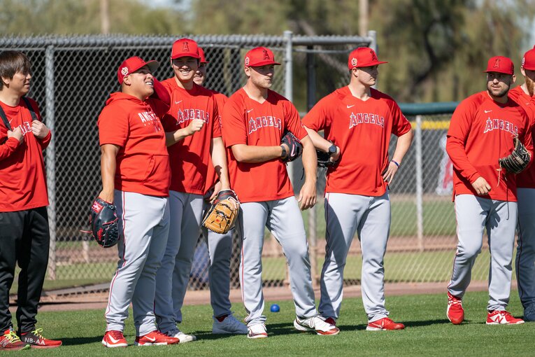 ベネズエラのホセ・スアレス投手とじゃれあう大谷、水原一平通訳が見守る　©Nanae Suzuki