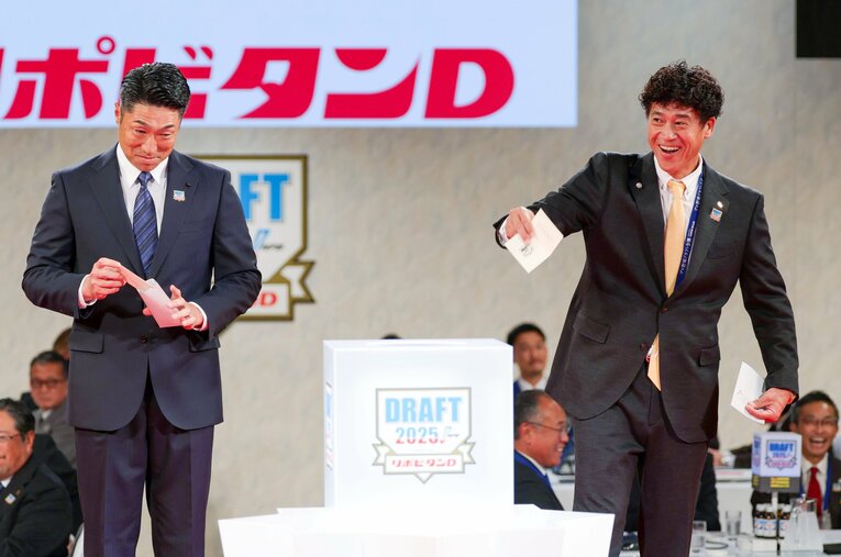 佐々木麟太郎に1位で競合指名という特大サプライズがあったドラフト会議。釣り好きで知られる城島CBOは「一本釣り」ならずも当たりくじを釣り上げて満面の笑み ／ photograph by JIJI PRESS