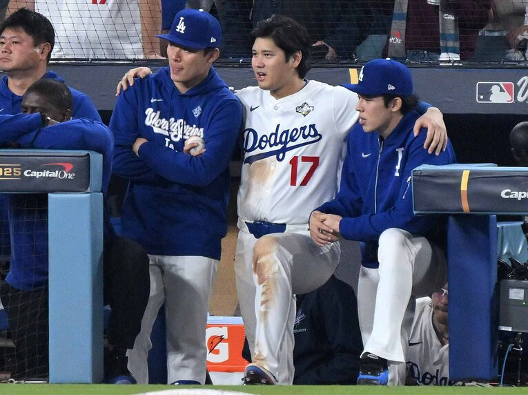 【ドジャースのテレビに映らない名場面】WS第3戦、ベンチで肩を組む佐々木朗希、大谷、山本（写真はまだまだ続きます）　©JIJI PRESS