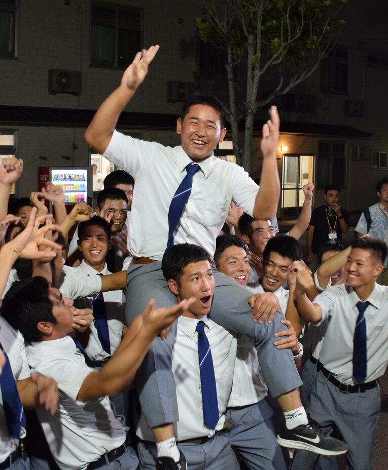 ドラフト会議でオリックスから１位指名を受け、「カチャーシー」を披露する宮城　©︎JIJI PRESS