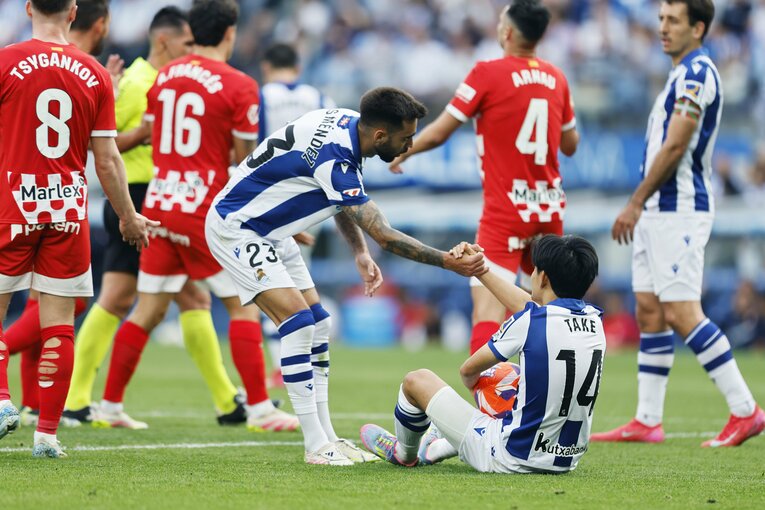 「久保建英が子供ファンにユニホームを」日本代表招集前のホーム最終戦で監督と別れ…5季連続欧州カップ戦は「ソシエダでの奇跡的な時」だった(6)