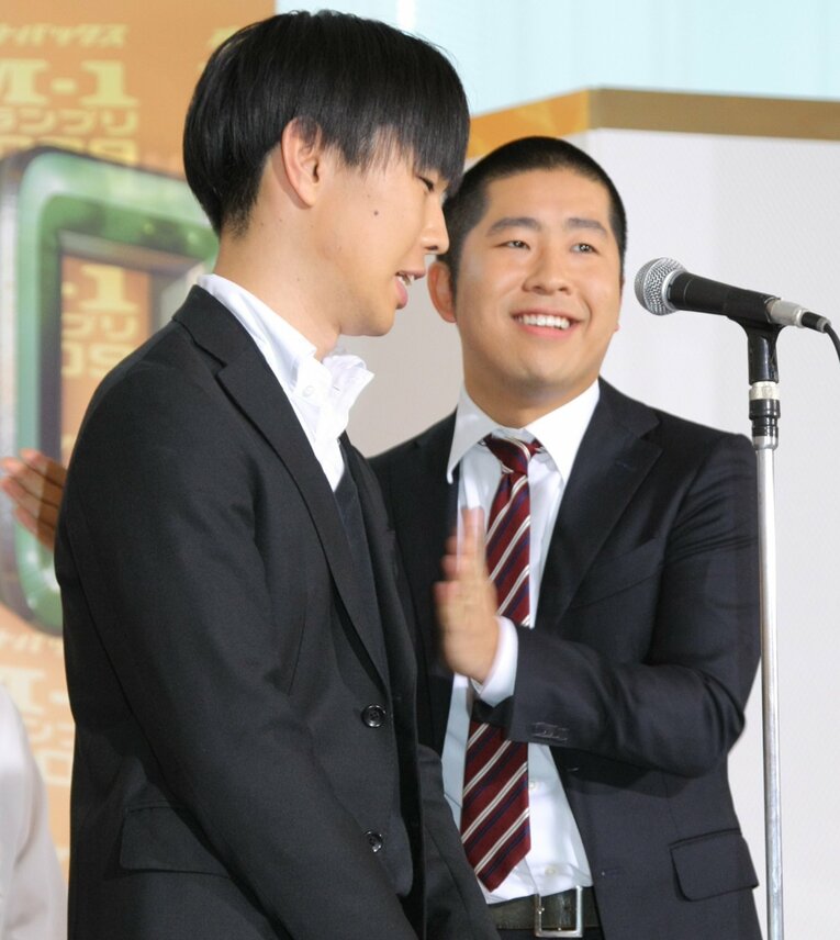 写真は2009年『M-1グランプリ』。この年、初めて決勝進出したハライチ。岩井勇気（左）と、澤部佑はともに埼玉県上尾市原市（はらいち）の出身　©Sankei Shimbun