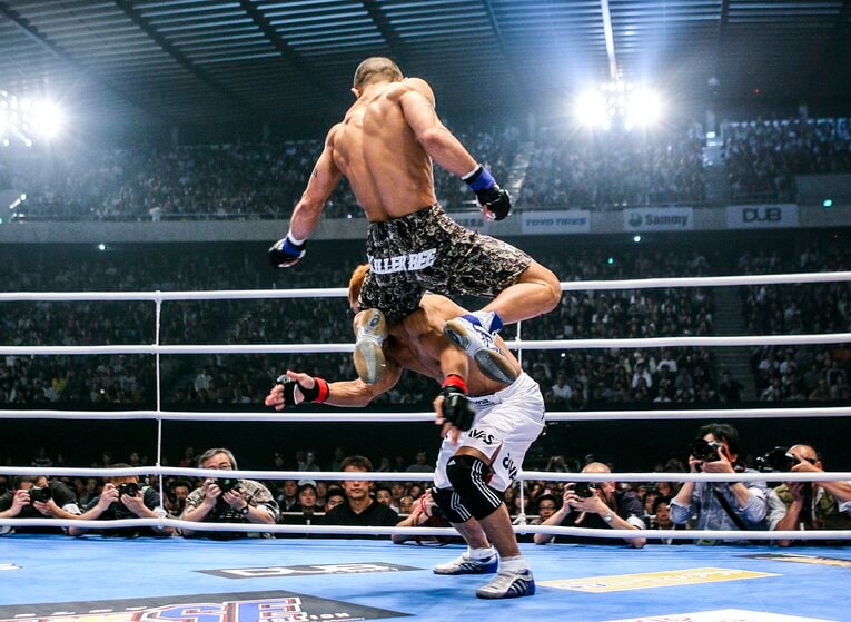 跳び膝蹴りで宮田和幸を開始4秒でKOする瞬間の連続写真（2006年5月3日）