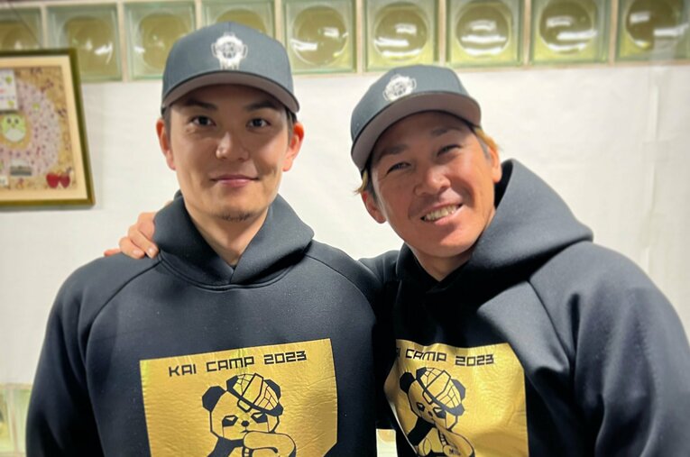 キャッチャー専門コーチでYouTuberの緑川大陸（ひろむ）さん（左）と甲斐拓也。前回WBCで非難の嵐にさらされたという彼らの取り組みとは？（写真：本人提供） ／ photograph by Hiromu Midorikawa