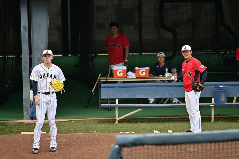 佐々木朗希と山本由伸の投球練習を見守る大谷　©︎Naoya Sanuki