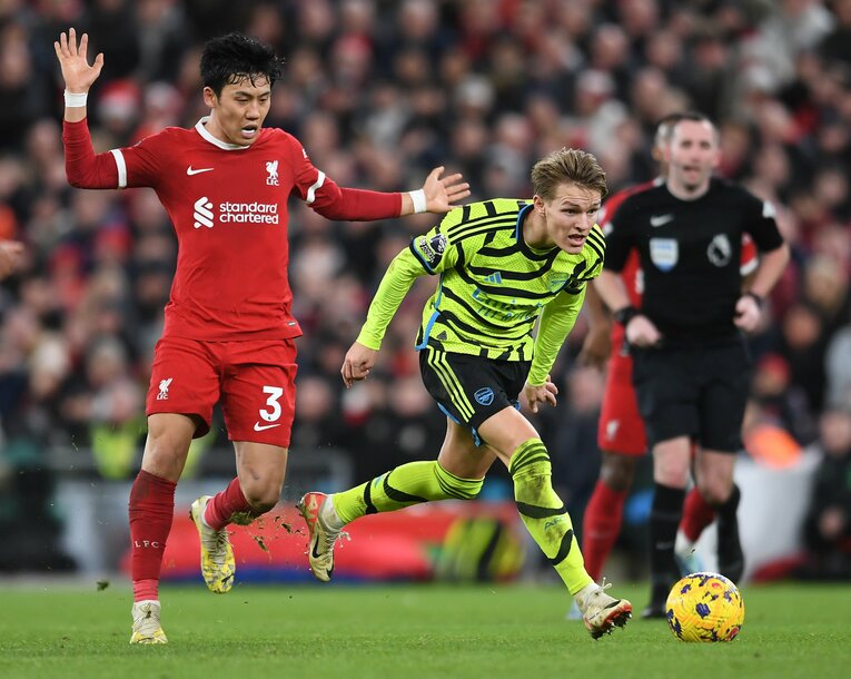 昨季の第18節、アーセナル戦でウーデゴールと争う遠藤　©︎Getty Images