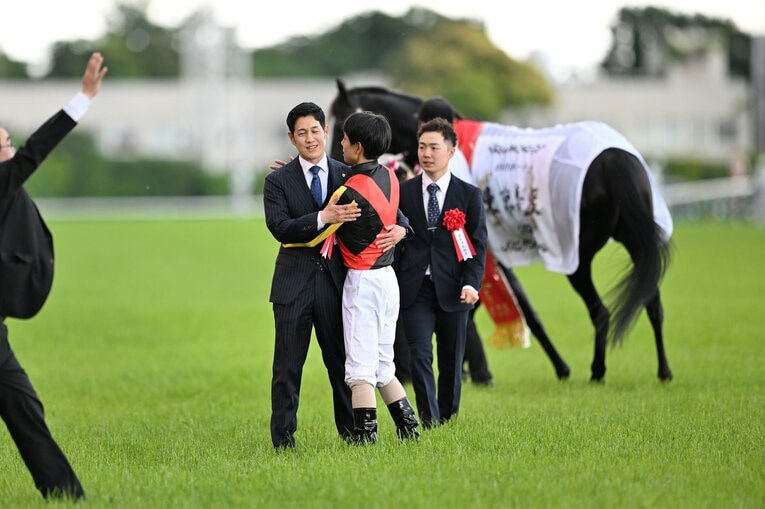 互いを称え合う斉藤崇史調教師と北村友一　©Keiji Ishikawa