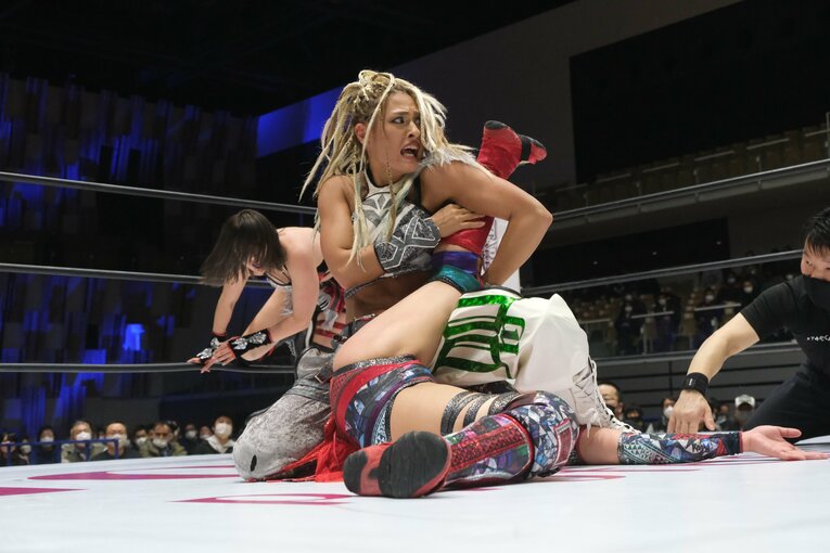 朱里とジュリア、“赤いベルト”戦を前にタッグ解散…スターダムを大きく変える「容赦なし」の対決とドンナ・デル・モンド結成秘話(21)