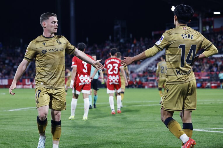 久保の単騎での持ち上がりに、ゴメスから激励　©Daisuke Nakashima