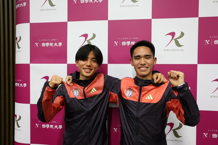 上原琉翔（左）と嘉数純平の沖縄県出身コンビ。これまで沖縄は環境的に長距離競技が弱いとされてきたが…　©︎Misa Fujii