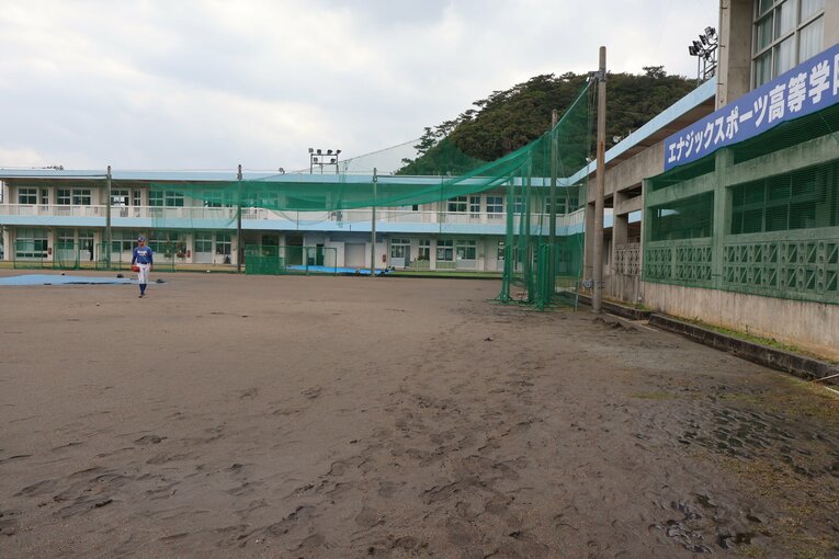 独特な形の校庭でトレーニングするエナジックナイン　©Fumi Sawai