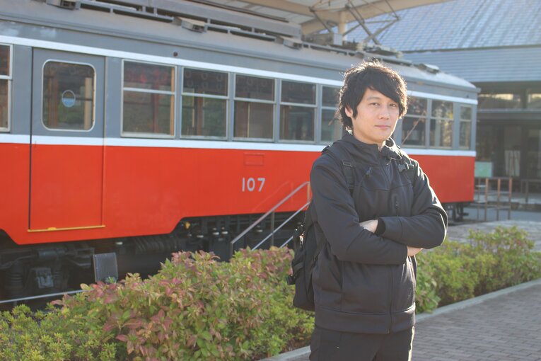 電車カフェの前でポーズを決める筆者　©Number Web