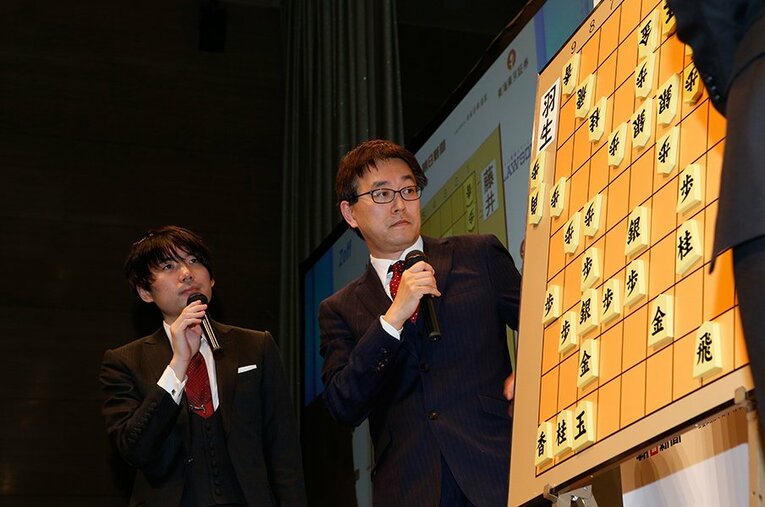 佐藤天彦、羽生善治 ／ photograph by Tadashi Shirasawa