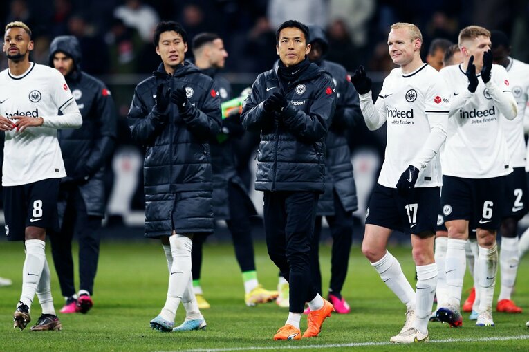 「1年前はJ2→ドイツ5部」上月壮一郎22歳の堂々1部デビュー…長谷部誠と握手、鎌田大地vs吉田麻也のW杯組対決も〈現地撮影〉(50)