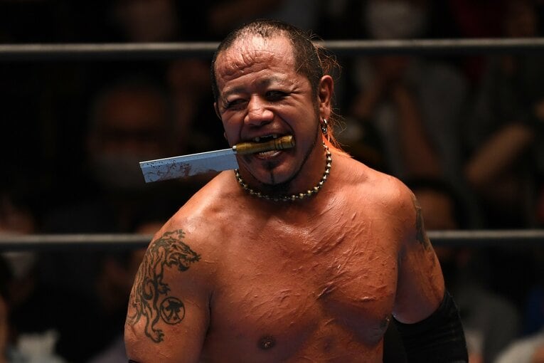 血に濡れたカミソリをくわえる