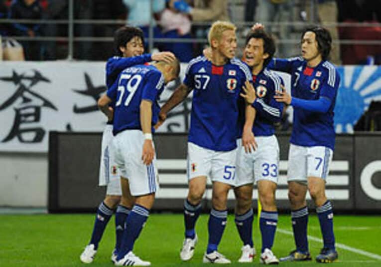 バーレーン戦のロスタイム。遠藤からサイドの内田へとパスが通り、そこからクロスが上がった！ ダイビングヘッドで追加点を挙げた本田が祝福される