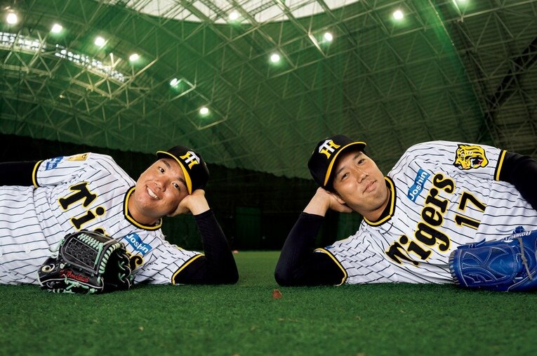 （写真左から）村上頌樹、青柳晃洋。対談と撮影は沖縄でのキャンプ中に実施された ／ photograph by Nanae Suzuki