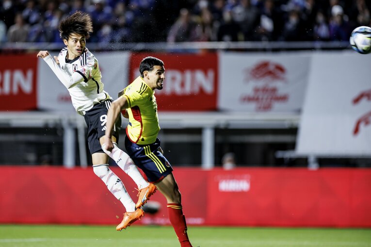 コロンビア戦、三笘薫のヘディング弾（3枚目／全6枚）©Kiichi Matsumoto/JMPA