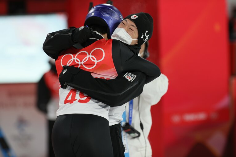 競技後、兄・潤志郎と抱擁する陵侑 ©JMPA