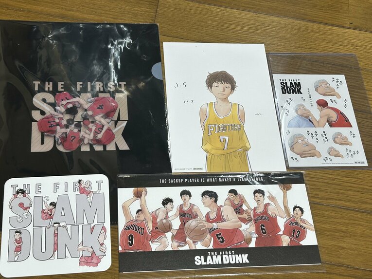 筆者がゲットした『THE FIRST SLAM DUNK』のグッズ。メガネをかけた「5番」が木暮公延（筆者私物）