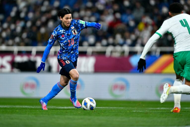 冷静沈着なフェイントから先制点をねじ込んだ南野　©Takuya Sugiyama/JMPA