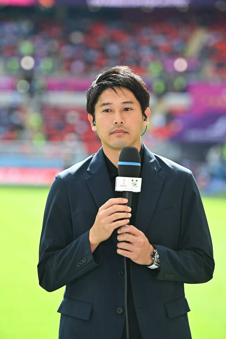 現地リポートをする内田篤人　©Takuya Kaneko/JMPA