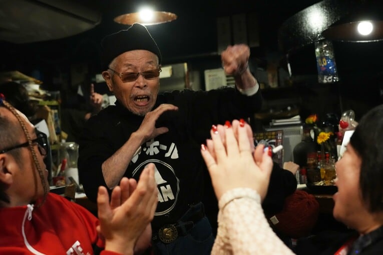 店に入ってきた村田善則マスターを歓迎する客たち　©Essei Hara