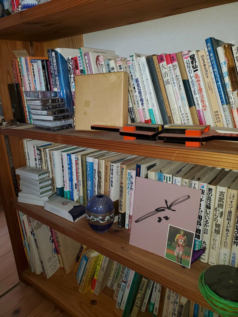 書斎には数々のサッカーを中心とした書籍が　©Tetsuo Kasukawa