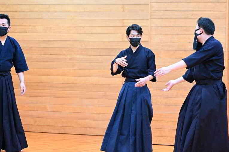 稽古前の準備運動　©Keiji Ishikawa