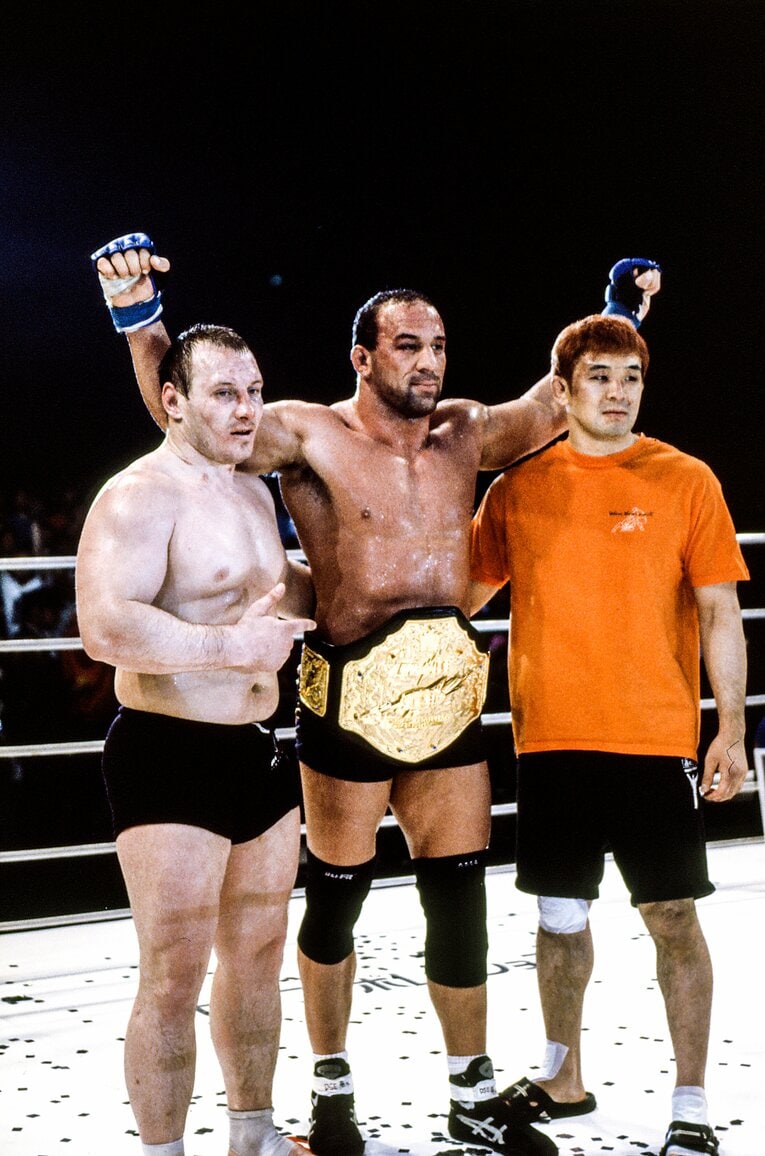 ホイス戦の疲労は隠せず、桜庭は準決勝で敗退。マーク・コールマンがボブチャンチンを降し、初代グランプリ王者となった