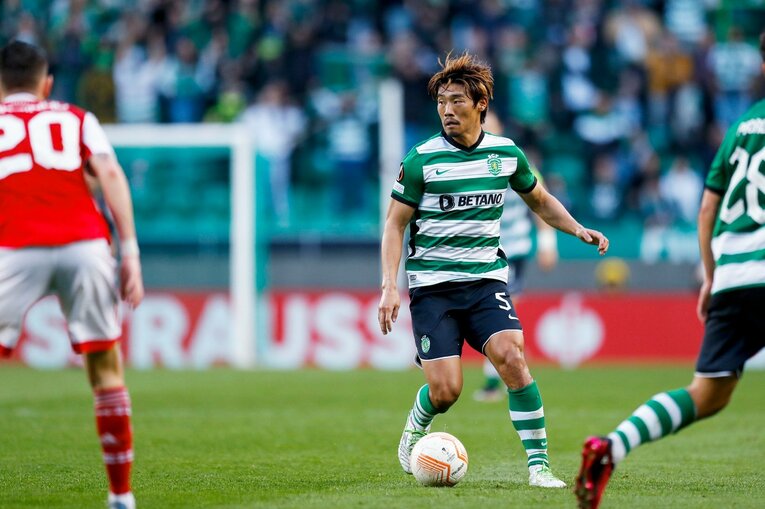 「モリタ、モリタ」とポルトガル地元カメラマン称賛…冨安健洋vs守田英正が「試合後にユニ交換」“EL日本人対決”を撮った(51)