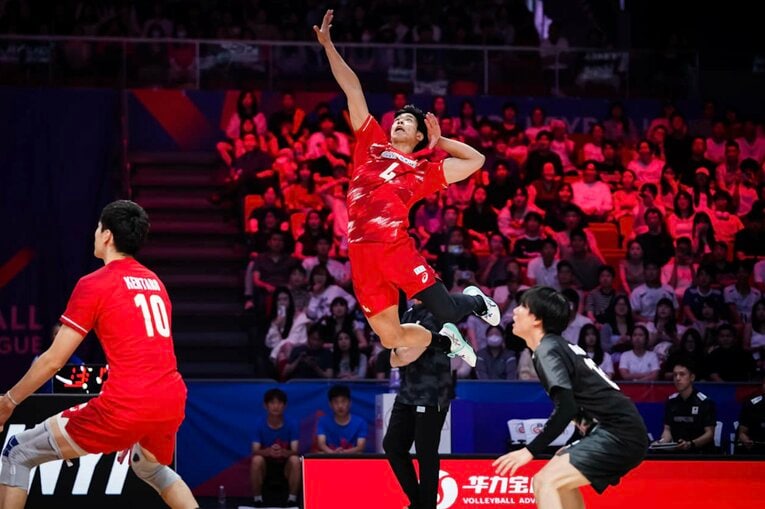 田中が参考にしているという宮浦健人の力強く美しいフォーム（2026年ネーションズリーグ）　©︎Volleyball World