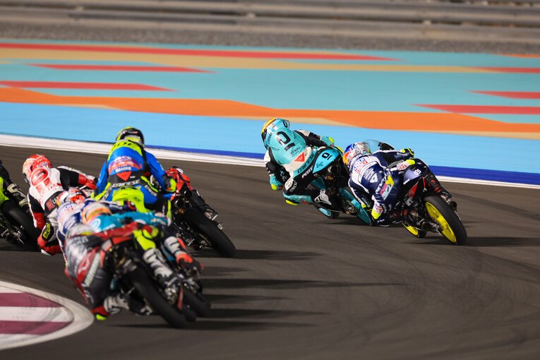 カタールGPでフェルナンデスの妨害により、佐々木が一気に順位を落とした決定的シーン　©Satoshi Endo