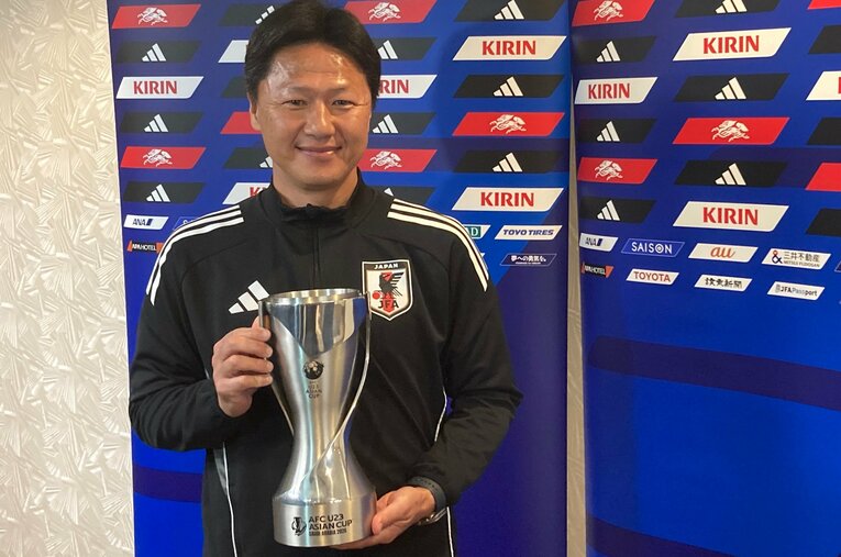 U-23アジア杯トロフィーを手に笑顔の大岩監督…写真はまだまだ続きます　©NumberWeb